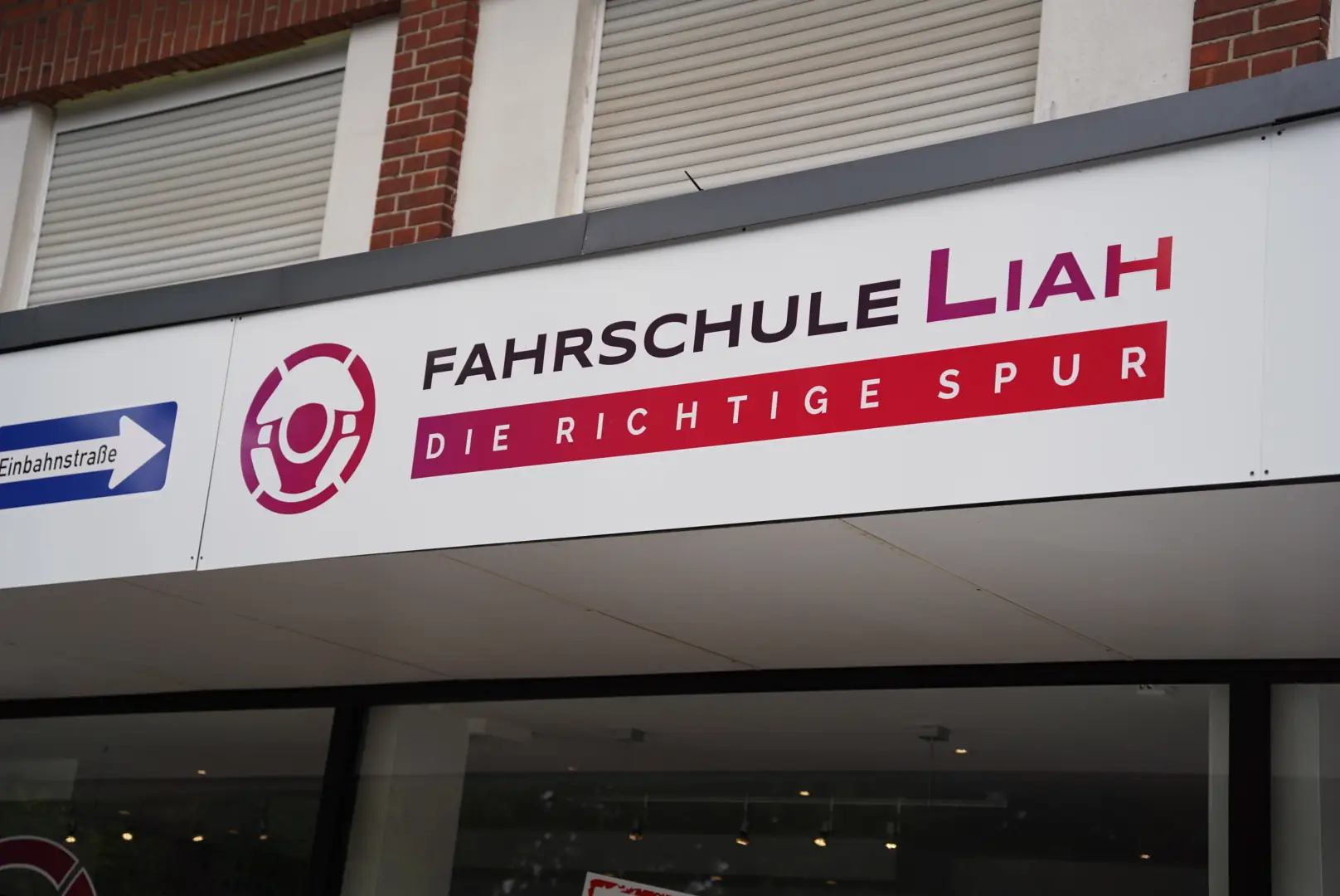 Schild „Fahrschule Liah – Die richtige Spur“